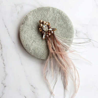 Segė su plunksnomis