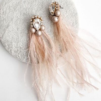 Auskarai su plunksnomis