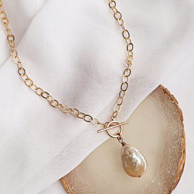 Grandinė su perlo pakabuku