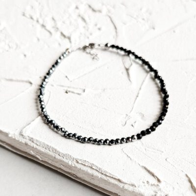 Smulkių akmenėlių apyrankė