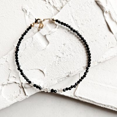 Smulkių akmenėlių apyrankė su kristalais