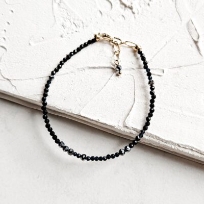 Smulkių akmenėlių apyrankė