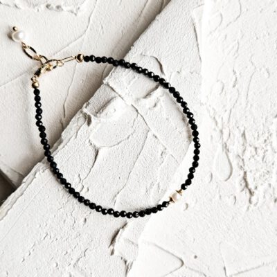 Smulkių akmenėlių apyrankė su perliuku