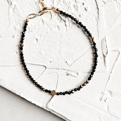 Smulkių akmenėlių apyrankė su kryžiuku